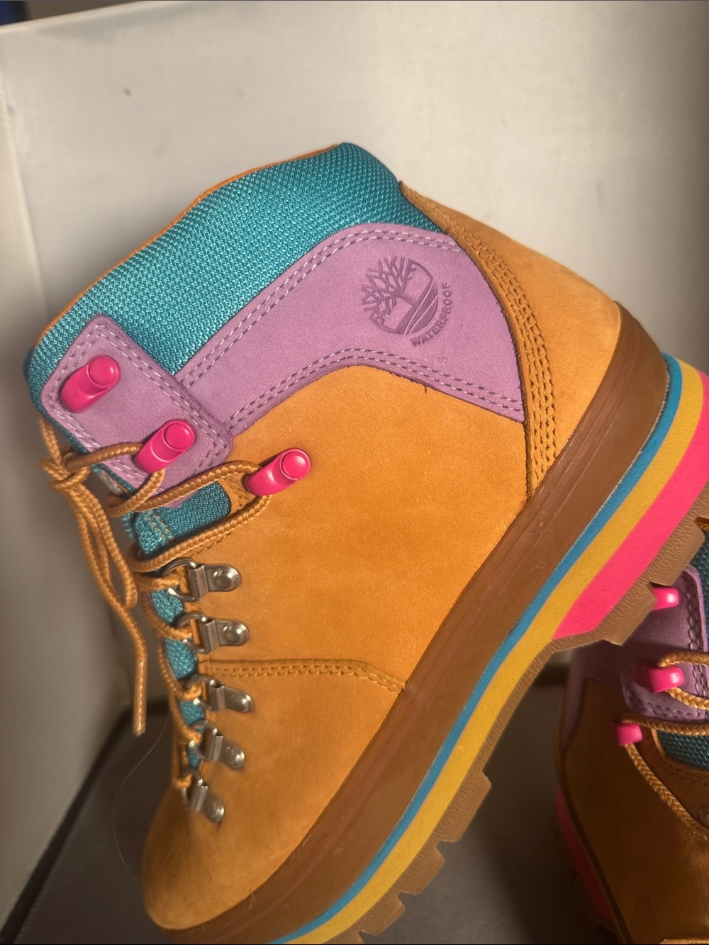 Timberland Colorblock Hiking Boots - Wheat with Teal Women’s size 9.5 New - Picture 2 of 8